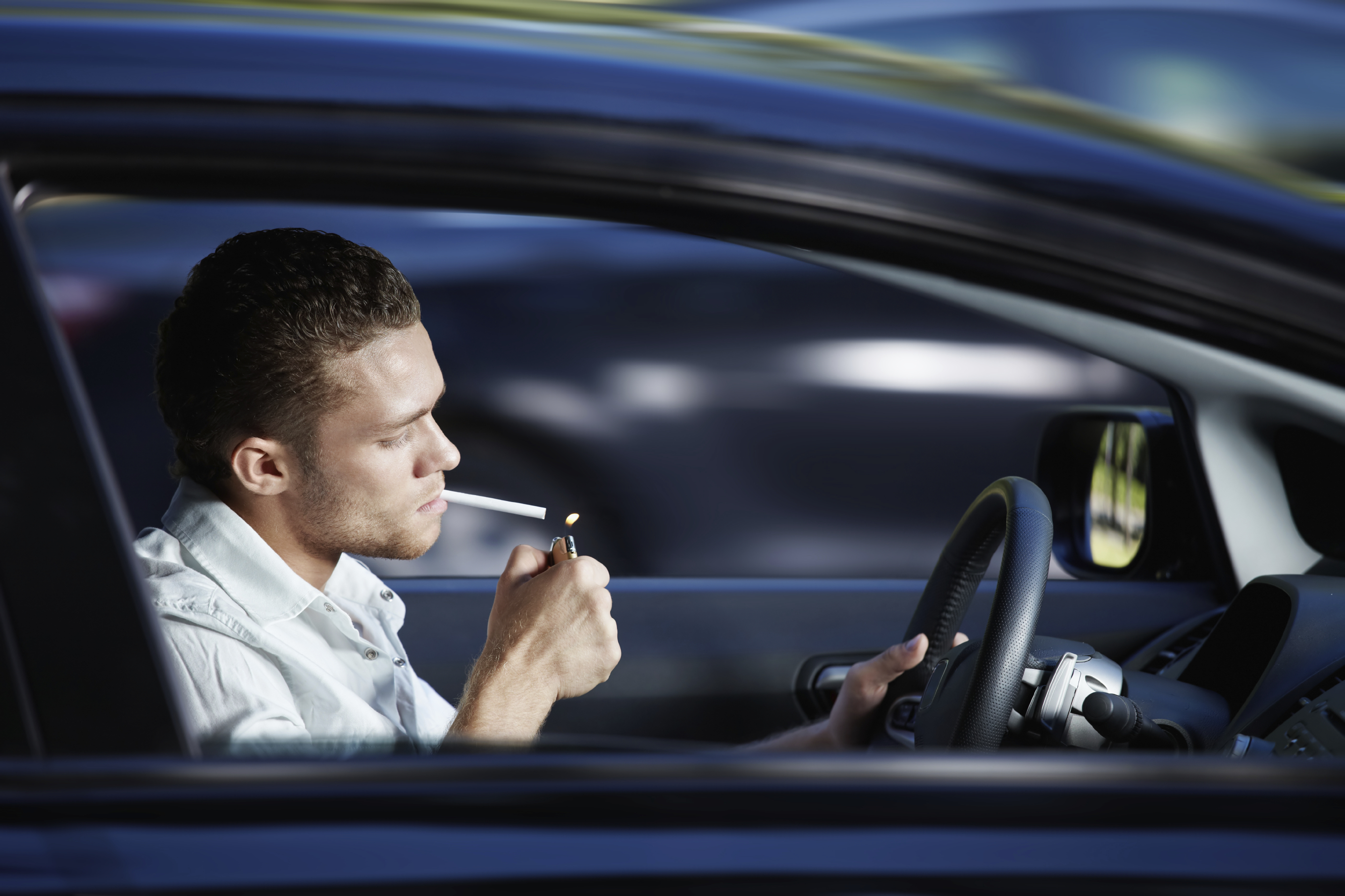 Автолюбитель телефон. Мужчина в машине. Мужчина курит в машине. Машина. Курение в авто.